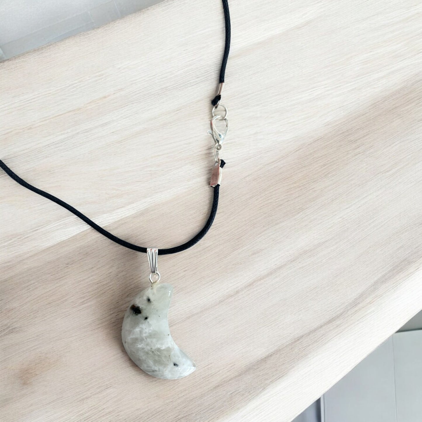 Colgante de piedra lunar arcoíris de 2,5 cm con collar - NUEVO 225