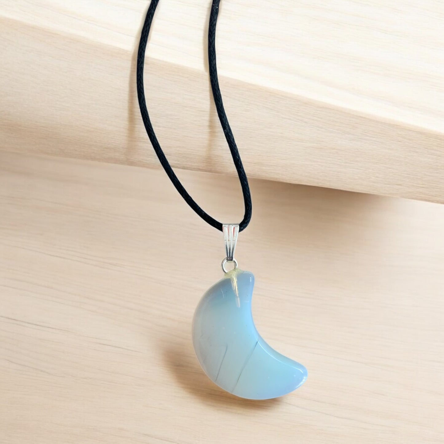 Colgante de luna de opalita de 2,5 cm con collar - NUEVO 225
