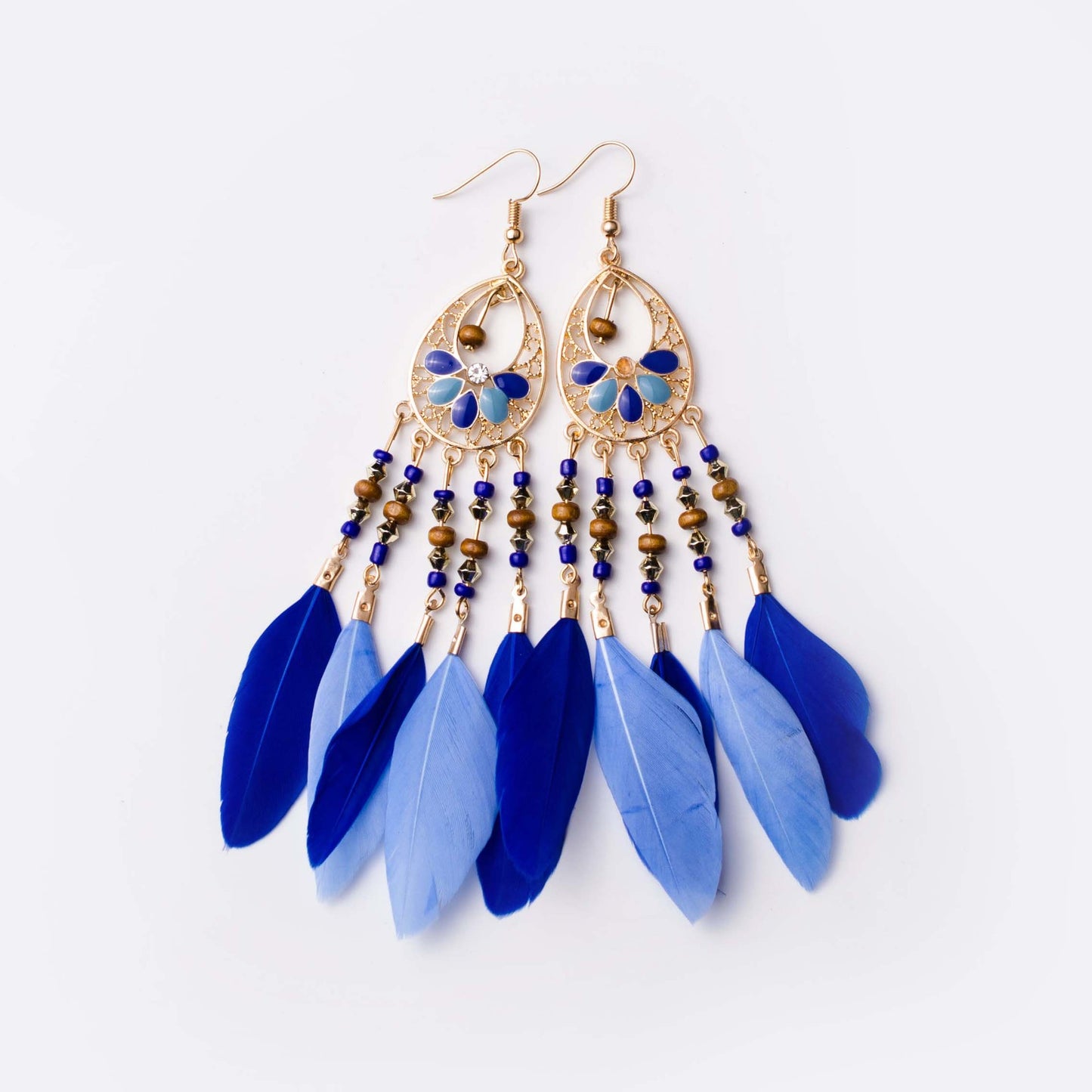Pendientes bohemios de plumas y cuentas de semillas - Azul pavo real - Aleación de zinc con esmalte chapado en oro. Tamaño: 23 x 140 mm.