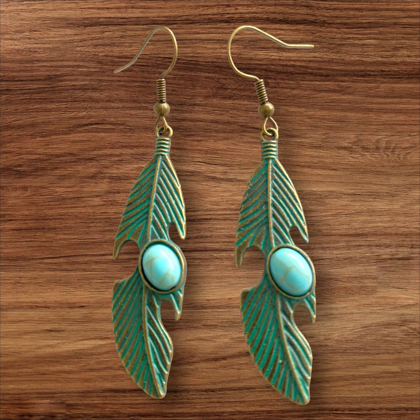 Pendientes de gancho de aleación de zinc con diseño de pluma y piedra turquesa redonda