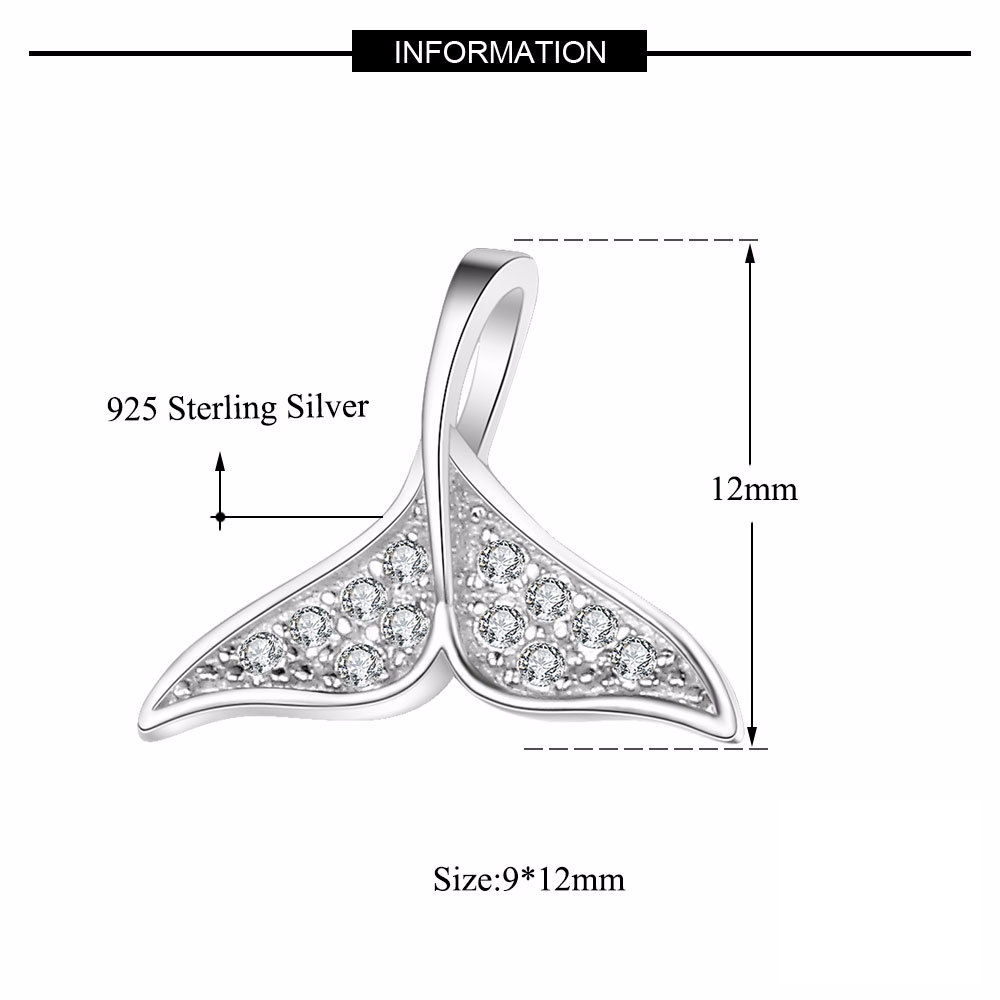 Colgante de cola de sirena con diamantes de imitación en plata de ley bañada en latón. Tamaño: 9 x 12 mm.