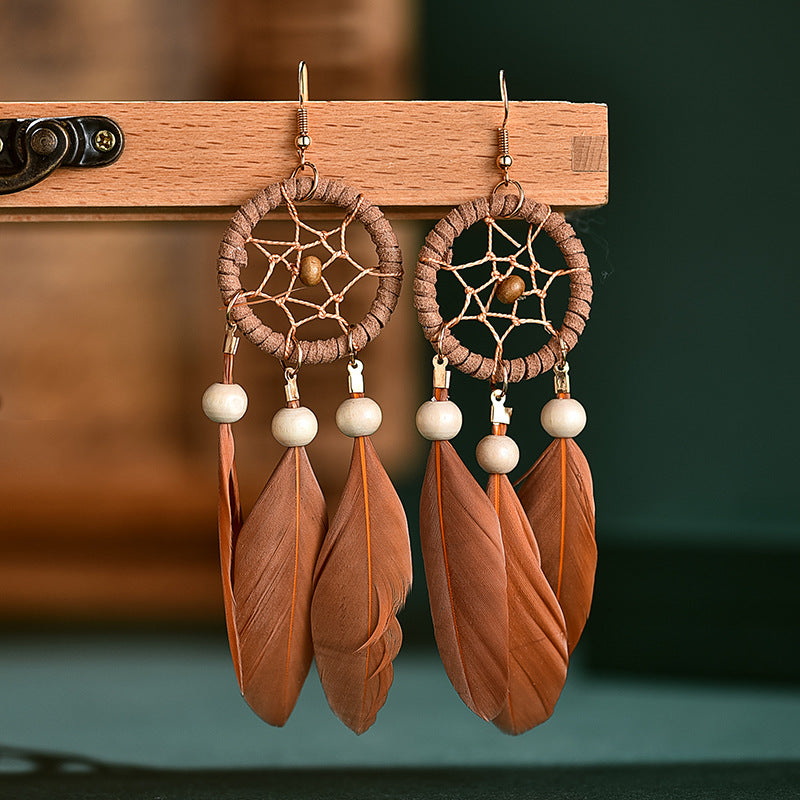 Pendientes atrapasueños con plumas de café - Aleación de zinc con esmalte chapado en color dorado. Tamaño: 31 x 115 mm.