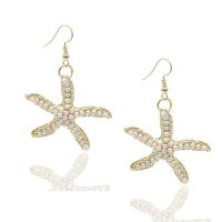Pendientes de estrella de mar de zinc con perlas de plástico bañados en oro claro